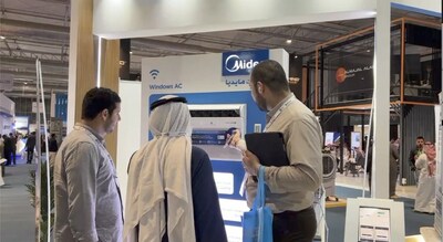 Visitors showing their interest on Midea Wonder AC (PRNewsfoto/Midea Residential Air Conditioner Division)