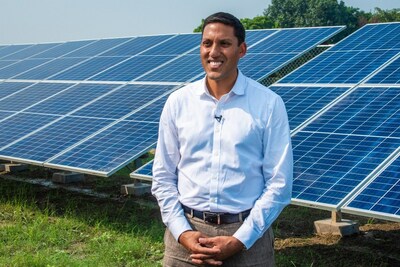 फोटो: डॉ राजीव जे. शाह, रॉकफेलर फाउंडेशन के प्रेज़िडेंट, 11 नवंबर, 2019 को बिहार, भारत के एक गांव में सौर मिनी-ग्रिड स्थापना स्थल का दौरा करते हुए (स्त्रोत: रॉकफेलर फाउंडेशन)