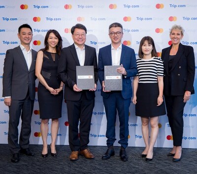 The Trip.com Group and Mastercard APAC teams to collaborate and offer enhanced travel experiences and travel privileges, led by Mr. Bo Sun, Trip.com Group's Chief Marketing Officer (third from right) and Mr. Yunsok Chang (fourth from right), Executive Vice President of Market Development, Mastercard Asia Pacific