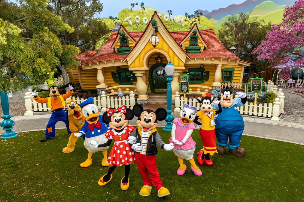 La tierra reimaginada Mickey’s Toontown reabre sus puertas el 19 de marzo de 2023 en Disneyland Resort iniciando una nueva era de juegos interactivos para las familias y los más pequeños