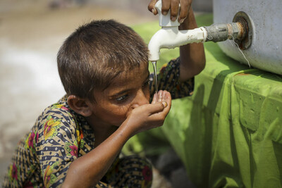 Au Pakistan, Naheed, 5 ans, boit de l'eau d'un point d'eau install par l'UNICEF. (Groupe CNW/UNICEF Canada)
