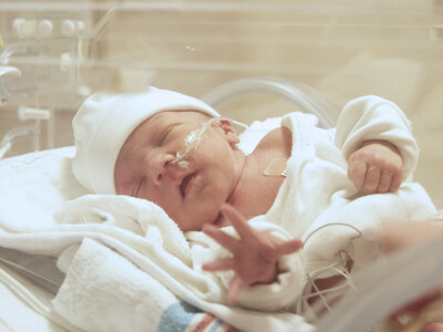 Newborn in a Neonatal Intensive Care Unit (NICU) (CNW Group/Covalon Technologies Ltd.)
