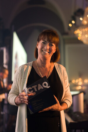 Élaine Côté, directrice générale de Moisson Québec, reçoit le Prix de la Personnalité du monde alimentaire 2023 du CTAQ