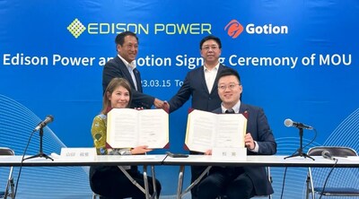 Edison Power's Vice President Chihiro Kotama (front left) and Gotion Global's Executive Vice President CHENG Qian (front right) signed the contract on behalf of both parties. Tosimasa Yamda , President of Edison Power (back left) and LI Zhen, Chairman of Gotion (back right) witness the signing.