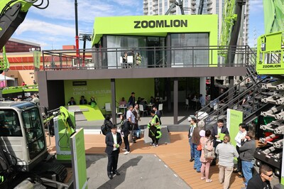 La zone d’exposition très fréquentée de Zoomlion au salon CONEXPO-CON/AGG 2023 (PRNewsfoto/Zoomlion)