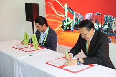Cérémonie de signature de Zoomlion au salon CONEXPO-CON/AGG 2023 (PRNewsfoto/Zoomlion)