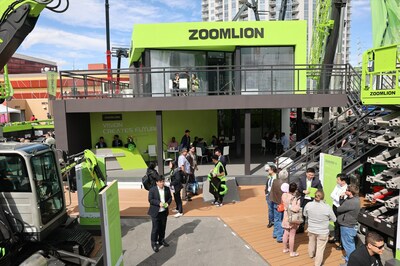 A movimentada área de exposição da Zoomlion na CONEXPO-CON/AGG 2023 (PRNewsfoto/Zoomlion)