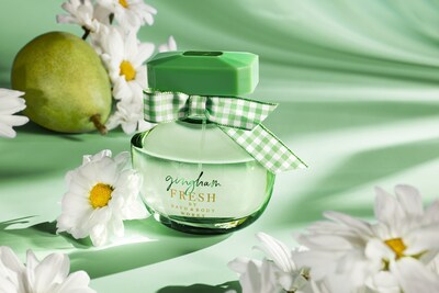 GINGHAM FRESH with fragrance notes of Juicy Pear, Sparkling Clementine & Fresh Daisies!
