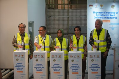 Los representantes de los gobiernos de Indonesia y Malasia y el CPOPC presionaron el botón durante la ceremonia de envío de 102.000 semillas germinadas de palma aceitera a los cultivadores de palma aceitera de Honduras. La ceremonia se llevó a cabo en Yakarta el 20 de marzo de 2023 y contó con la asistencia virtual de Laura Suazo, ministra de Agricultura de Honduras. (PRNewsfoto/Council of Palm Oil Producing Countries (CPOPC))