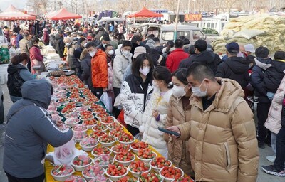 2023년 1월 2일 중국 동부 산둥성 지난 시장에서 사람들이 딸기를 구매하고 있다. (Xinhua/Xu Suhui) (PRNewsfoto/Xinhua Silk Road)