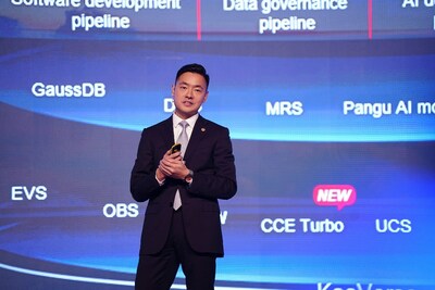Frank Dai delivers his speech (PRNewsfoto/HUAWEI CLOUD)