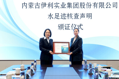 Zhou Wenxia (à droite), vice-présidente du groupe Yili, et Han Jing, présidente de BV China, lors de la cérémonie de certification organisée dans la Yili Modern Intelligent Health Valley. (PRNewsfoto/Yili Group)