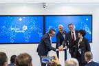 荷兰鹿特丹市庄森自控开放蓝色创新中心的开幕仪式上，市场领袖克里根·比杰(krijgen bij)展示了该中心的二氧化碳零排放技术
