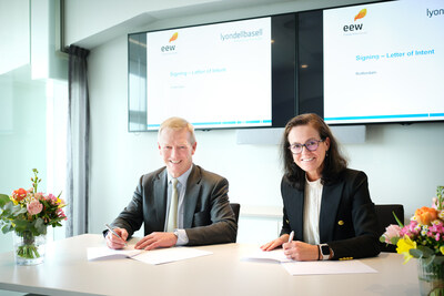 Bernard M. Kemper and Yvonne van der Laan signing the letter of intent