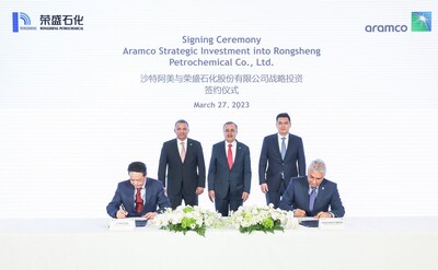 Amin H. Nasser, Aramco President & CEO (center), attends the signing ceremony for Aramco?s acquisition of a 10% interest in Rongsheng Petrochemical Co. Ltd. Mohammed Y. Al Qahtani,Aramco Executive Vice President of Downstream (sitting right), and Li Shuirong, Rongsheng Chairman (sitting left), signed the documents in the presence of Anwar Al Hejazi, Aramco Asia President (standing left) and Xiang Jiongjiong, Rongsheng CEO (standing right)