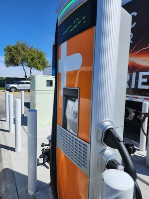 Vista frontal de la estación de recarga de EV en Truck Net. (PRNewsfoto/San Diego Gas & Electric)