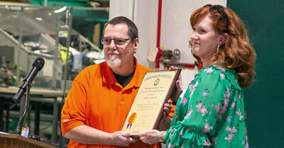 Lynn Whitehouse, director of Kentucky Education and Labor Cabinet's KYSafe program, presents the Governor’s Safety and Health Award to UniFirst Safety Team Leader Robert Carlile. Photo courtesy of The Owensboro Times.