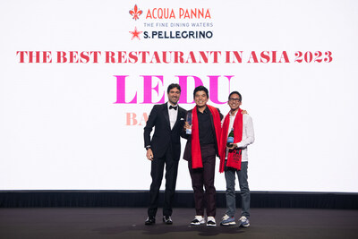Le Du celebrates the restaurant's No.1 win at the Asia's 50 Best Restaurants 2023 awards ceremony, sponsored by S.Pellegrino & Acqua Panna, live in Singapore (PRNewsfoto/50 Best)