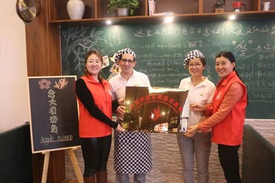 Dongying Federation of Returned Overseas Chinese establishes a Qiaoxing Volunteer Service Base at the Italian restaurant. 