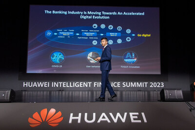 Leo Chen, presidente da região da África Subsaariana da Huawei, lançou a iniciativa ?Non Stop Banking? (Banco sem parar) na Cúpula de Finanças Inteligentes da Huawei para a África de 2023, a iniciativa pede colaboração prática entre os setores de TIC e indústrias bancárias e facilita um futuro digital de serviços ?ininterruptos?, desenvolvimento ?ininterrupto? e inovação ?ininterrupta?. (PRNewsfoto/Huawei)