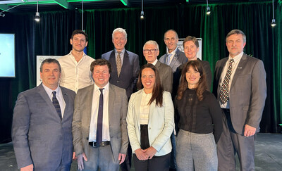 Rangée du haut : Georges Aczam, AquaVerti, André Lamontagne, ministre de l’Agriculture, des Pêcheries et de l’Alimentation, Ernest Desrosiers, PDG de la FADQ, Luc Veilleux, Ferme porcine L.V., Virginie Simard, vice-présidente à la clientèle à la FADQ, et André Houle, vice-président assurances et protection du revenu à la FADQ
Rangée du bas : André Picard, vice-président au financement à la FADQ, Vincent Godin, Emblème Canneberge, Virginie Lepage, Ferme Olofée, et Annie Royer, CIRANO (Groupe CNW/La Financière agricole du Québec)