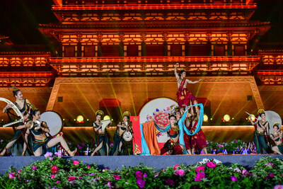 La foto tomada el 1 de abril de 2023 muestra el espectáculo de danza en la ceremonia de lanzamiento de peonías del 40.º Festival Cultural de la Peonía celebrado en Luoyang, provincia central china de Henan. (PRNewsfoto/Xinhua Silk Road)