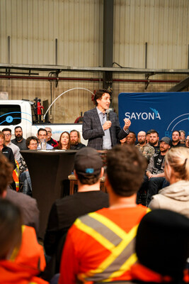Le Premier ministre du Canada, Justin Trudeau, s'exprime devant les travailleurs et travailleuses du Complexe Lithium Amrique du Nord. (Groupe CNW/SAYONA)