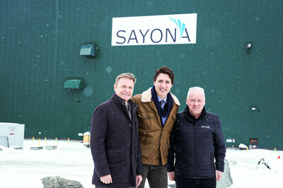 Gauche  droite : Brett Lynch, directeur gnral de Sayona Mining, Justin Trudeau, Premier ministre du Canada et Guy Belleau, chef de la direction de Sayona. (Groupe CNW/SAYONA)