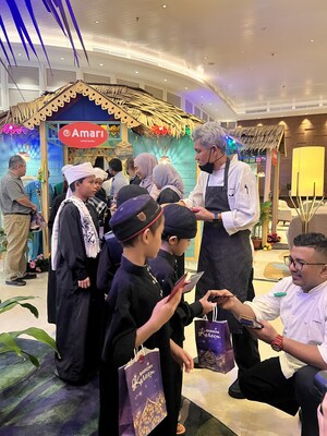 Children from Fitrah Qaseh receiving ‘duit raya’ and gifts from the staff members of Amari Johor Bahru.