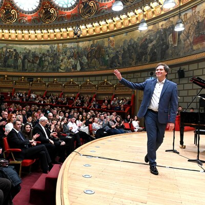 World-renowned composer & pianist Steve Barakatt at The Romanian Athenaeum in Bucharest. Photo by Timi Slicaru (CNW Group/Steve Barakatt)