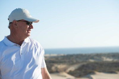 Ernie Els, miembro del Salón de la Fama del Golf, recorre y analiza el terreno de OLEADA para el primer campo de golf que diseña en México.
