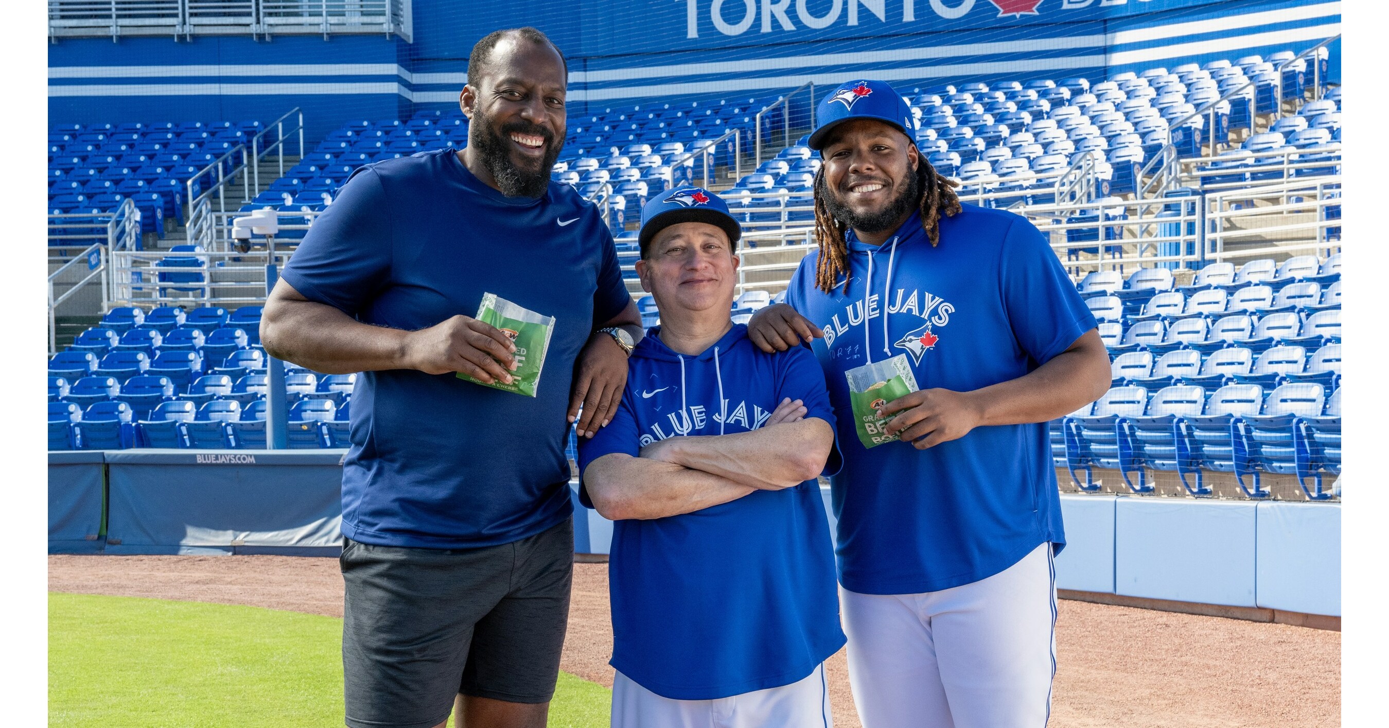 Blue Jays' Vladimir Guerrero Jr. and Hall of Famer Papa team up with A&W  Canada to announce the new Ringer Burger