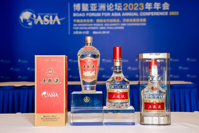 Foto mostra os principais produtos da Wuliangye exibidos no Boao Forum para a Conferência Anual da Asia (BFA) de 2023. (PRNewsfoto/Xinhua Silk Road)