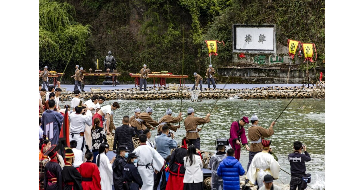 Sl&aacute;vnostn&eacute; vyp&uacute;&scaron;ťanie vody v Tu-ťiang-jene