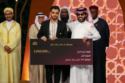 Turki Alalshikh, Chariman of Saudi General Entertaniment Authority, awards the Iranian contestant Younes Shahmradi 800,000$ for winning first place in the Quran track of Otr Elkalam competition (PRNewsfoto/Otr Elkalam)