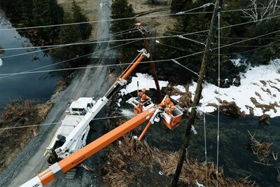Highly skilled crews working to repair damaged equipment in the Perth area (CNW Group/Hydro One Inc.)