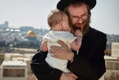 A little girl hugged tenderly by her father with the Temple Mount Har Hazeitim in the background in Jerusalem, Israel. Photo credit : Agnieszka Traczewska (CNW Group/Arrondissement d'Outremont)