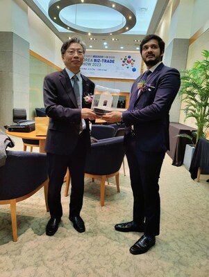 Mr. Jeoung Yeol, President and CEO KOTRA, Korea with Akarsh Hebbar, Global Managing Director of Vedanta's Semiconductor and Display business.