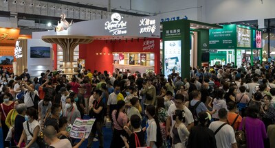 Las salas de exhibición en el Centro Internacional de Convenciones y Exposiciones de Hainan estaban llenas de visitantes mientras se pone en marcha el primer día abierto público del tercer CICPE, el 14 de abril de 2023. (PRNewsfoto/Hainan International Media Center (HIMC))