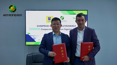 Samuel Zhang (left), CMO at Astronergy, poses for a photo with Mihai Manole (right), CEO of the EXIMPROD GRUP, after signing a 200MW TOPCon module cooperative agreement on April 6. [Photo/Astronergy]
