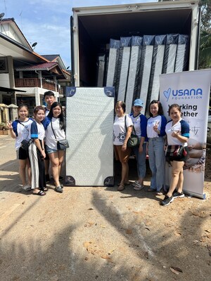 USANA Malaysia volunteers delivering mattresses to people affected by flooding in Johor