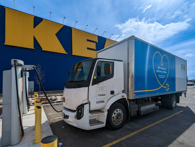 Un camion GoBolt est en train d'tre recharg  une nouvelle borne de recharge commerciale chez IKEA Ottawa (Groupe CNW/IKEA Canada)