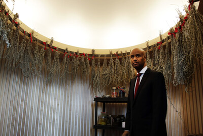 Le ministre Hussen dans la salle de mdecine, un espace o les membres de la famille peuvent participer  du mentorat culturel sur place et suivre un processus de gurison. (Groupe CNW/Gouvernement du Canada)