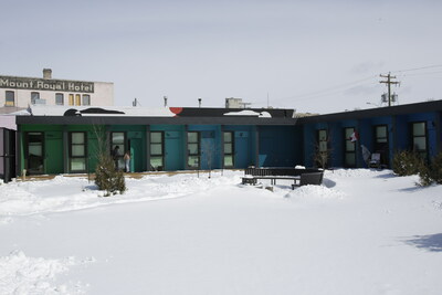 Certaines des habitations d'Astum Api Niikinaahk. Chaque logement porte le nom d'un animal sacr. (Groupe CNW/Gouvernement du Canada)