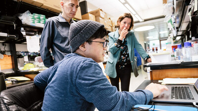 Scientists from Gladstone and UCSF have shed light on exactly how neurons consume and metabolize glucose, which could have implications for understanding neurodegenerative diseases. Seen here are Ken Nakamura (left), Yoshi Sei (center), and Myriam Chaumeil (right). Photo: Michael Short/Gladstone Institutes