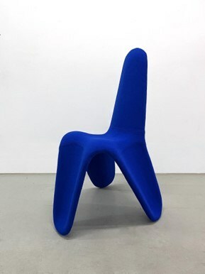 Chris Fusaro, model 3468, 2023, Fibre de verre et biorésine avec revêtement en tissu, Recouvrement par Atelier 94B, 23 x 25 x 38.5" (Groupe CNW/Musée d'art contemporain de Montréal)