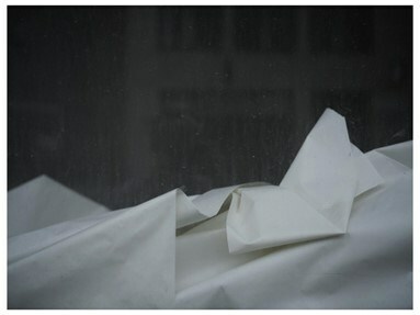 Vitrine de papier, 2021, Impression giclée photographique sur papier coton d’archive muséale, 42 x 55", Édition 1/5 + 2 EA, Encadrement blanc, vitre qualité muséale antireflet (Groupe CNW/Musée d'art contemporain de Montréal)