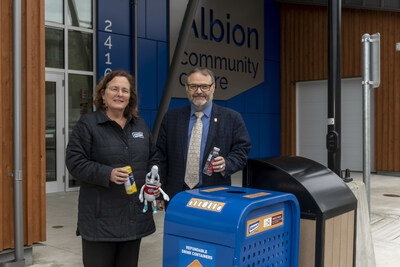 Return-It President and CEO, Cindy Coutts, and Maple Ridge Mayor Dan Ruimy pictured at an on-the-go beverage container recycling bin in Maple Ridge (Jon Benjamin Photography) (CNW Group/Encorp Pacific (Canada))