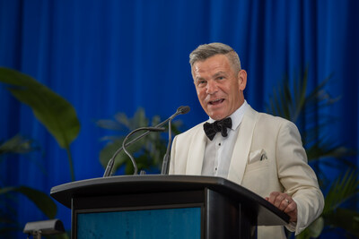 Katten partner Derek F. Ladgenski served as an emcee at the Easterseals DuPage and Fox Valley 45th Annual Gala. (Photo credit: Rich Howe Photography, LLC)