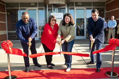 From left to right: Synchrony’s Home & Auto CEO Curtis Howse, West Chester Hub Leader Loretta Chandler, Chief Technology and Operating Officer Carol Juel and Chief Human Resources Officer DJ Casto celebrated the grand opening of Synchrony’s Cincinnati-West Chester Hub. (Photo credit: Dorian Pierce and David Jordan/Dpzoomz for Synchrony)